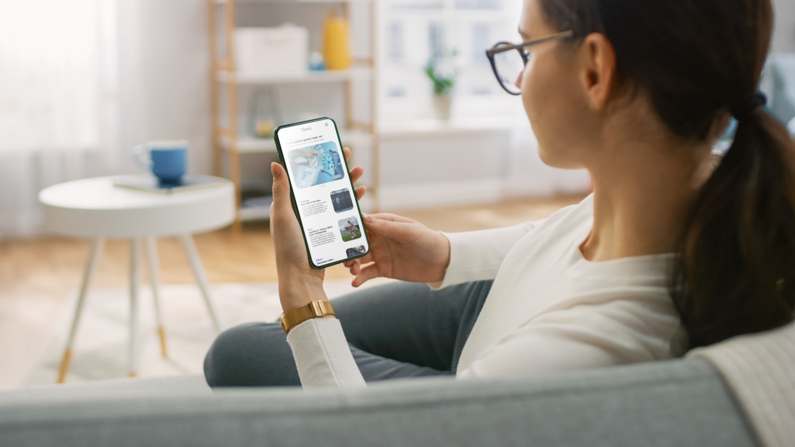 women reading the news on her phone